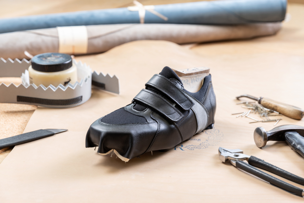 Seeger Orthopädietechnik und Schuhtechnik, Maßschuh auf Arbeitstisch