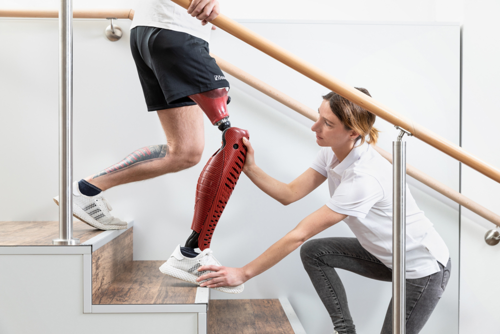 Seeger Gesundheitshaus und Orthopädietechnik, Bilder von Mitarbeitern und Mitarbeiterinnen in den Werkstätten: Anprobe einer Beinprothese