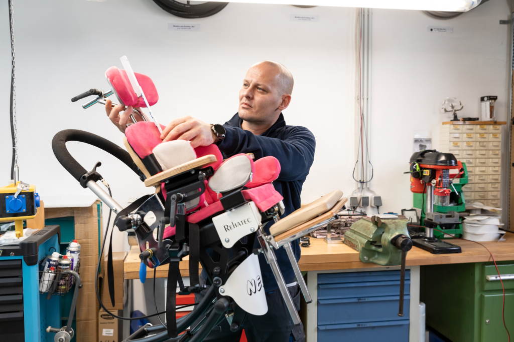 Seeger Gesundheitshaus und Orthopädietechnik, Bilder von Mitarbeitern und Mitarbeiterinnen in den Werkstätten