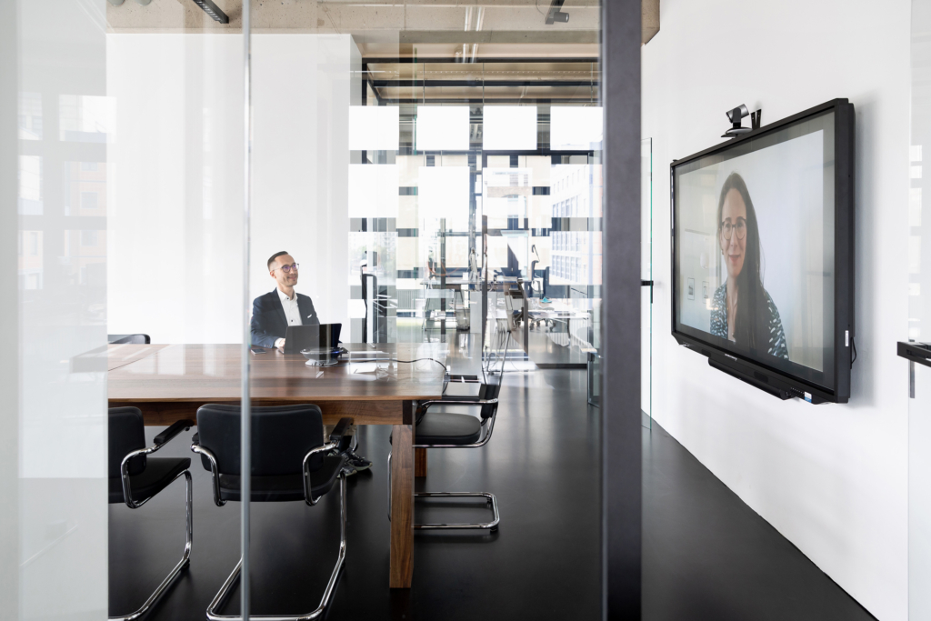 Aufnahmen mit Mitarbeitenden von Vaunet in der Geschäftsstelle Berlin für einen Jahresbericht