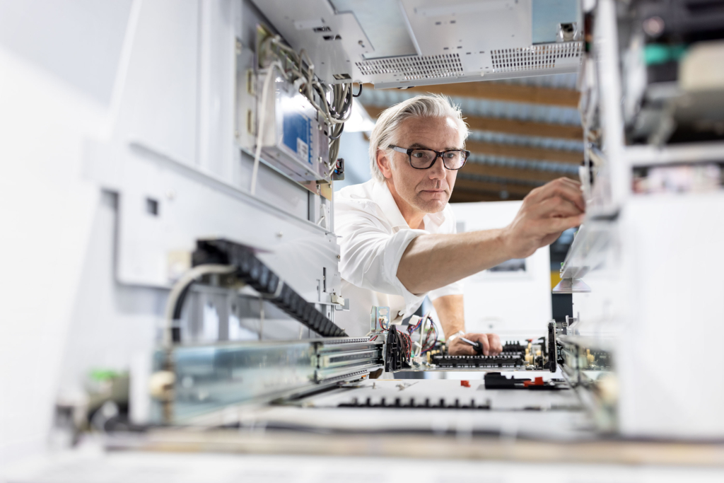 Service an verschiedenen Automaten, Maschinen, Ladesäulen: Techniker und Technikerinnen bei der Arbeit und Close-Ups der Geräte. Arbeitsproben aus dem Bereich Corporate- und Employer Branding Fotografie.