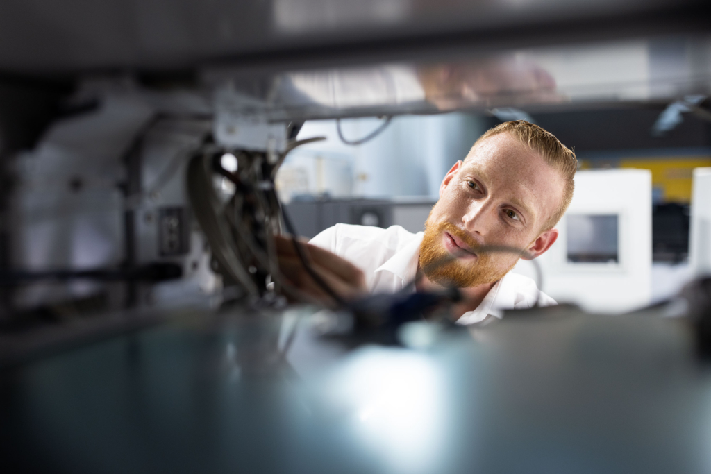 Service an verschiedenen Automaten, Maschinen, Ladesäulen: Techniker und Technikerinnen bei der Arbeit und Close-Ups der Geräte. Arbeitsproben aus dem Bereich Corporate- und Employer Branding Fotografie.