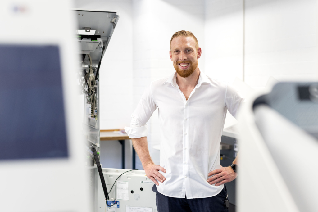 Service an verschiedenen Automaten, Maschinen, Ladesäulen: Techniker und Technikerinnen bei der Arbeit und Close-Ups der Geräte. Arbeitsproben aus dem Bereich Corporate- und Employer Branding Fotografie.