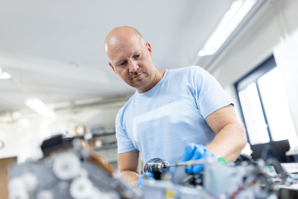 Service an verschiedenen Automaten, Maschinen, Ladesäulen: Techniker und Technikerinnen bei der Arbeit und Close-Ups der Geräte. Arbeitsproben aus dem Bereich Corporate- und Employer Branding Fotografie.