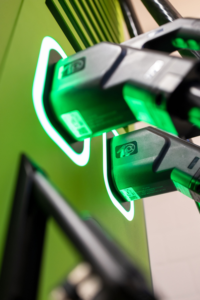 Service an verschiedenen Automaten, Maschinen, Ladesäulen: Techniker und Technikerinnen bei der Arbeit und Close-Ups der Geräte. Arbeitsproben aus dem Bereich Corporate- und Employer Branding Fotografie.