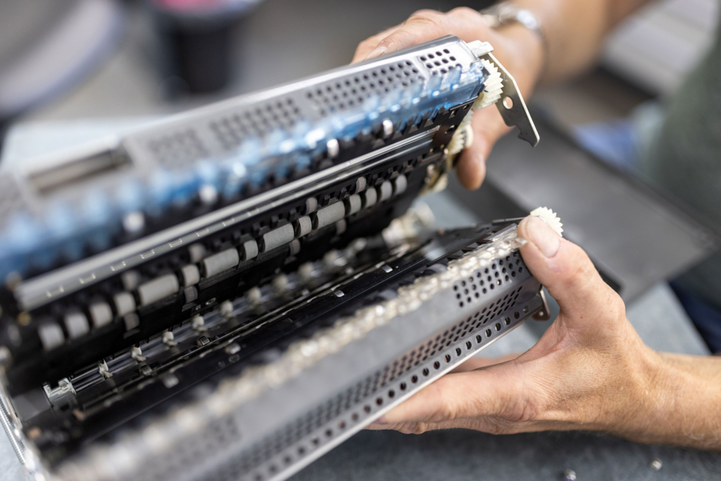 Service an verschiedenen Automaten, Maschinen, Ladesäulen: Techniker und Technikerinnen bei der Arbeit und Close-Ups der Geräte. Arbeitsproben aus dem Bereich Corporate- und Employer Branding Fotografie.