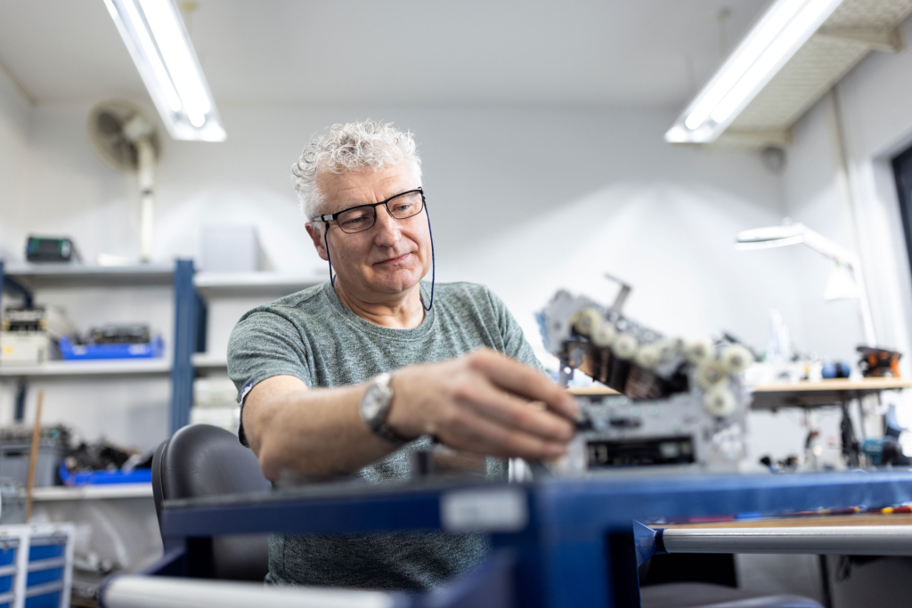 Service an verschiedenen Automaten, Maschinen, Ladesäulen: Techniker und Technikerinnen bei der Arbeit und Close-Ups der Geräte. Arbeitsproben aus dem Bereich Corporate- und Employer Branding Fotografie.