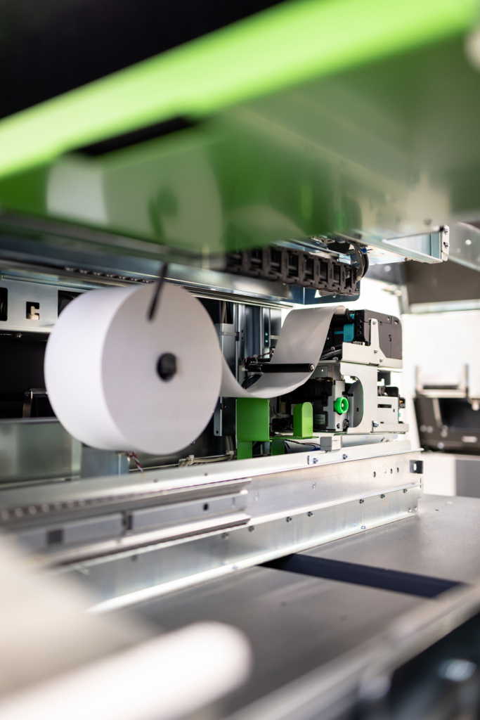 Service an verschiedenen Automaten, Maschinen, Ladesäulen: Techniker und Technikerinnen bei der Arbeit und Close-Ups der Geräte. Arbeitsproben aus dem Bereich Corporate- und Employer Branding Fotografie.