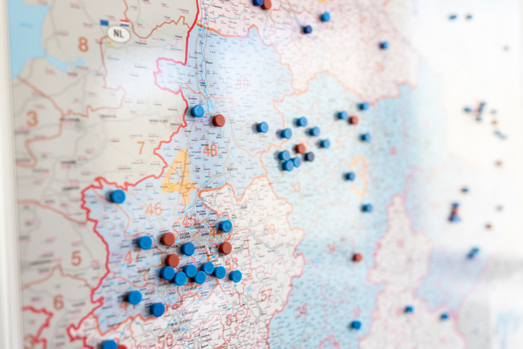 Landkarte an Wand mit Markierungen