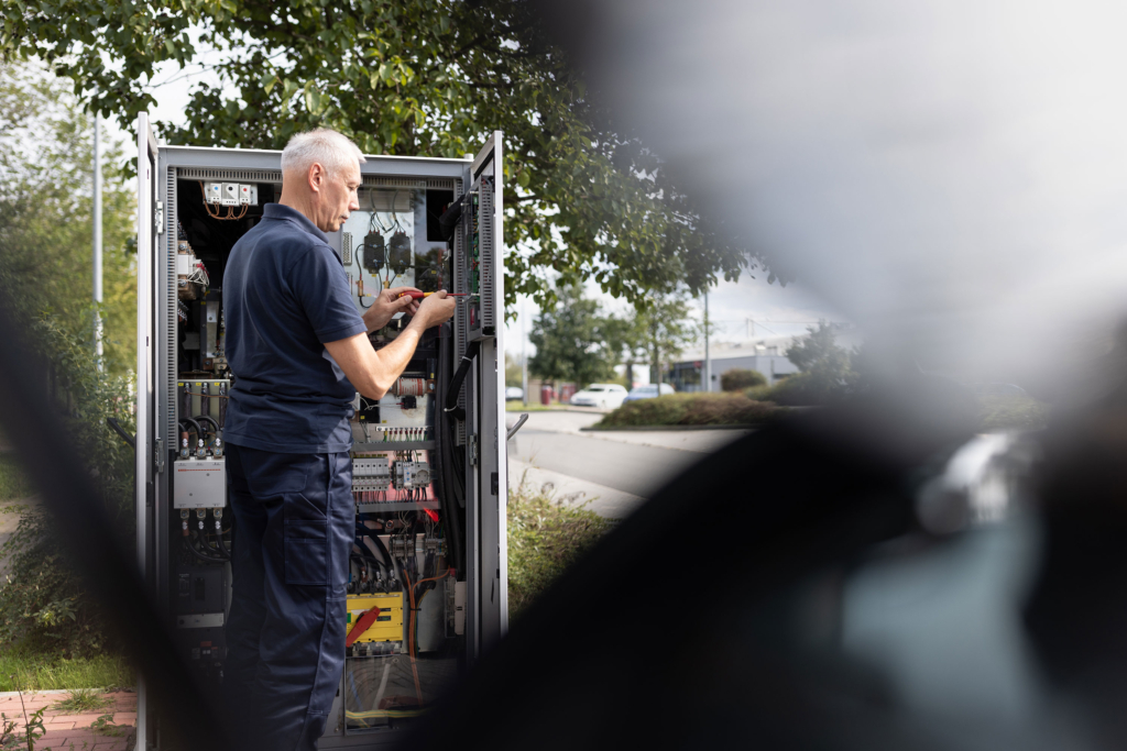 Service an verschiedenen Automaten, Maschinen, Ladesäulen: Techniker und Technikerinnen bei der Arbeit und Close-Ups der Geräte. Arbeitsproben aus dem Bereich Corporate- und Employer Branding Fotografie.