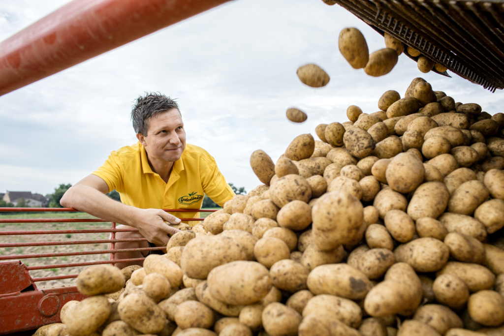 REWE Regional Testimonial Kampagne. Regionale Lieferanten und Landwirte mit ihren Produkten vor Ort, wo die Produkte herkommen