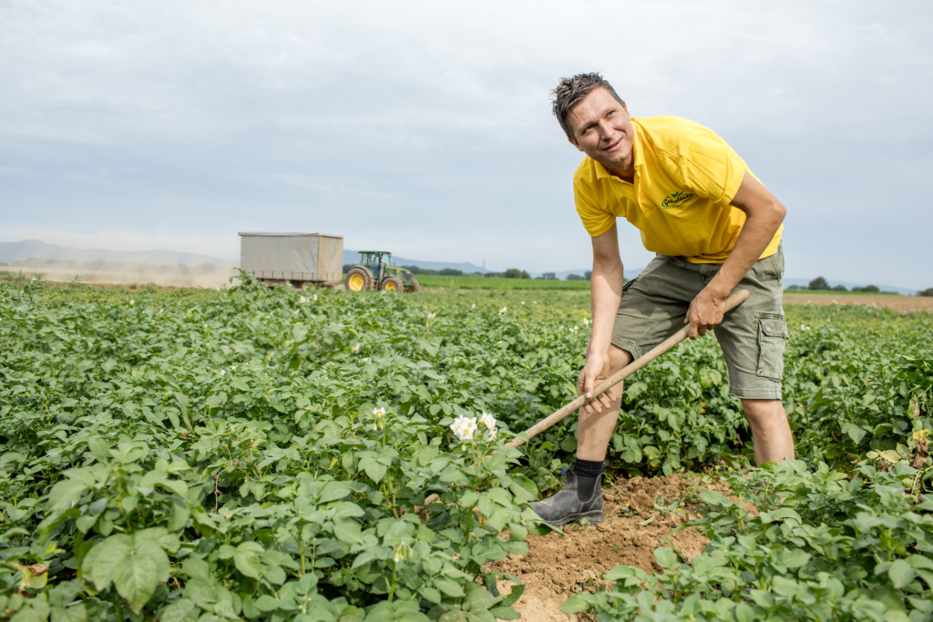REWE Regional Testimonial Kampagne. Regionale Lieferanten und Landwirte mit ihren Produkten vor Ort, wo die Produkte herkommen
