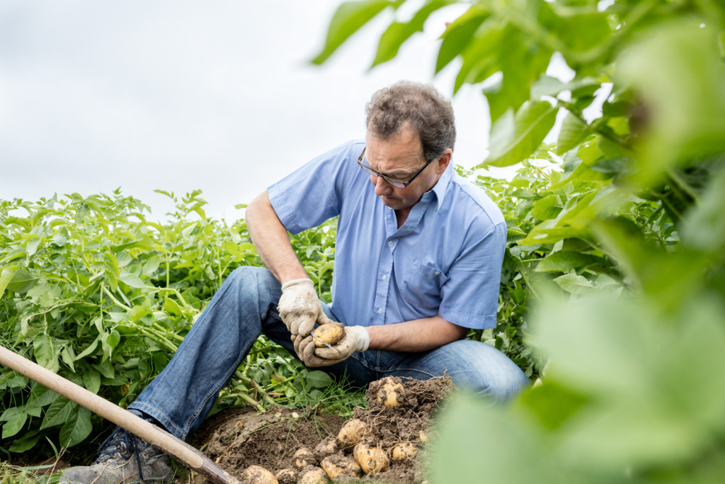 REWE Regional Testimonial Kampagne. Regionale Lieferanten und Landwirte mit ihren Produkten vor Ort, wo die Produkte herkommen