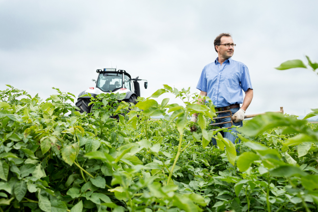 REWE Regional Testimonial Kampagne. Regionale Lieferanten und Landwirte mit ihren Produkten vor Ort, wo die Produkte herkommen