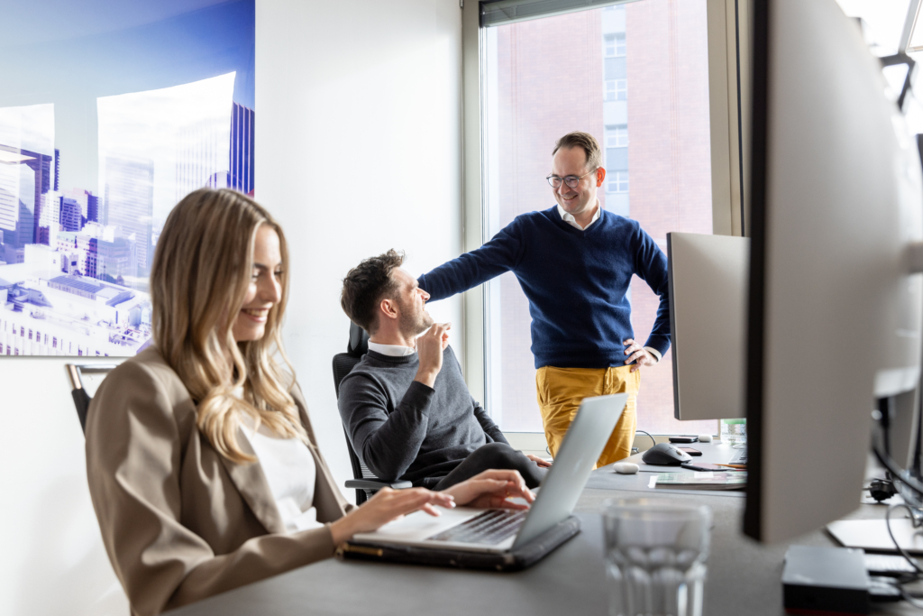 Corporate Images für Scaleon, drei Personen arbeiten zusammen am Schreibtisch
