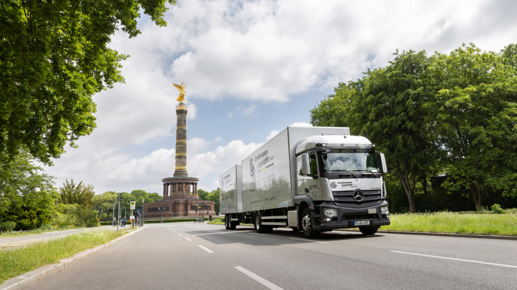 Fuhrpark, LKW und Mitarbeiter von Grohmann Logistik in Berlin