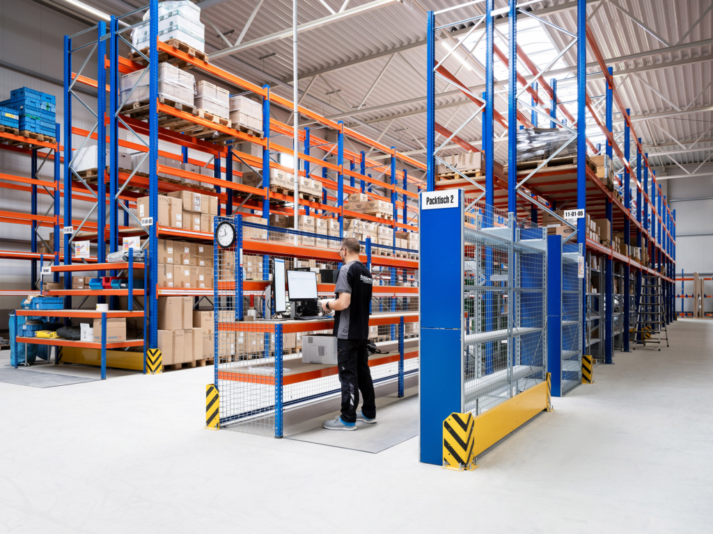 Corporate und Industrial Fotografie: Industrieregale und Lagerungstechnik.