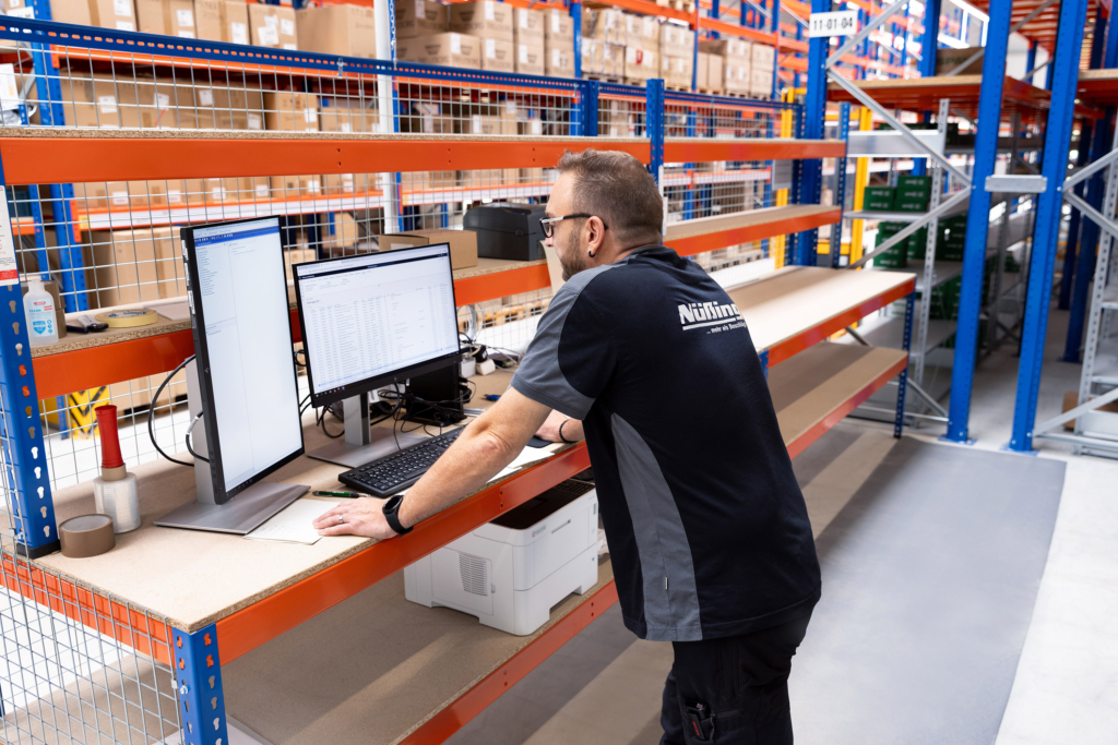 Corporate und Industrial Fotografie: Industrieregale und Lagerungstechnik.