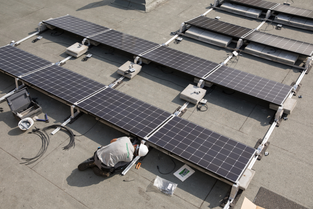 Dokumentation der Installation einer Photovoltaik Anlage auf einem Gebäude, für Vattenfall