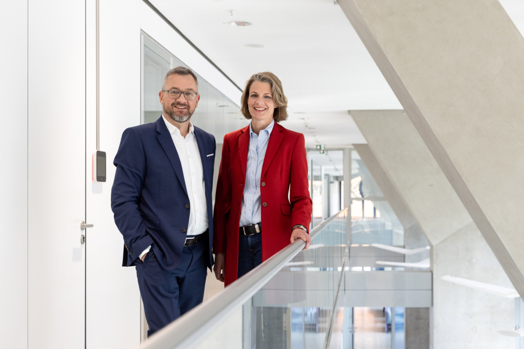 Portraits der Geschäftsführung der Berlinovo Immobiliengesellschaft für ihren Geschäftsbericht: Alf Aleithe und Caroline Oelmann