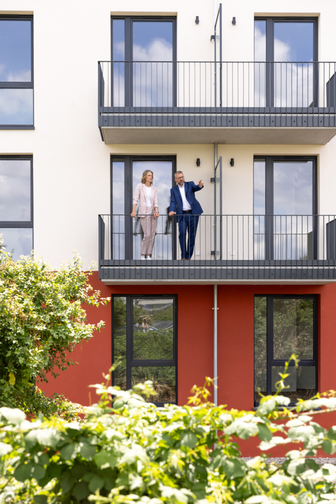 Portraits der Geschäftsführung der Berlinovo Immobiliengesellschaft für ihren Geschäftsbericht: Alf Aleithe und Caroline Oelmann