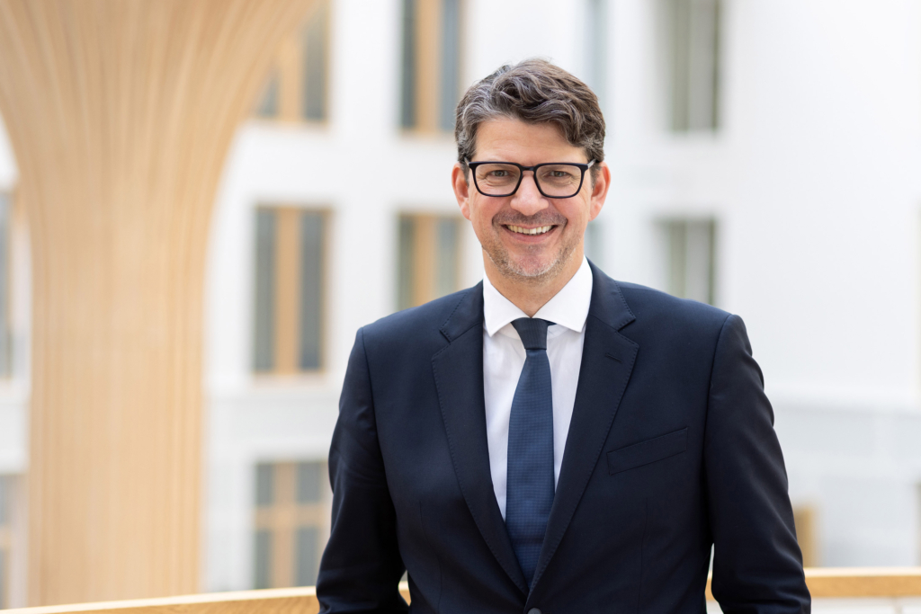 Portraits der Geschäftsführung und von Mitarbeitenden von Vattenfall, in ihrer neuen Hauptverwaltung am Hildegard-Knef-Platz in Berlin.