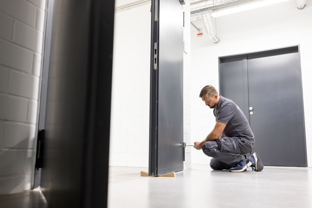 Servicetechniker, fotografiert für Schüco Service: Gebäudemanagement, Wartung und Reparatur