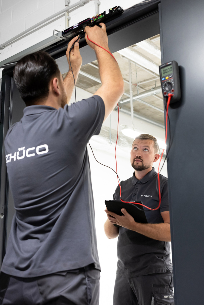 Servicetechniker, fotografiert für Schüco Service: Gebäudemanagement, Wartung und Reparatur