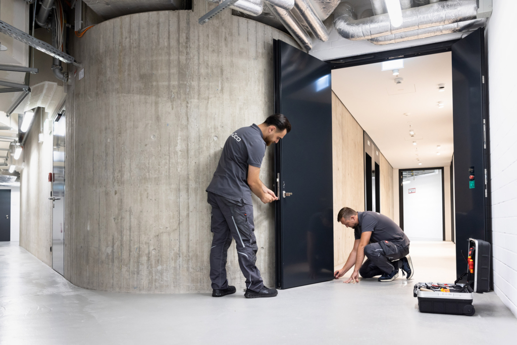 Servicetechniker, fotografiert für Schüco Service: Gebäudemanagement, Wartung und Reparatur