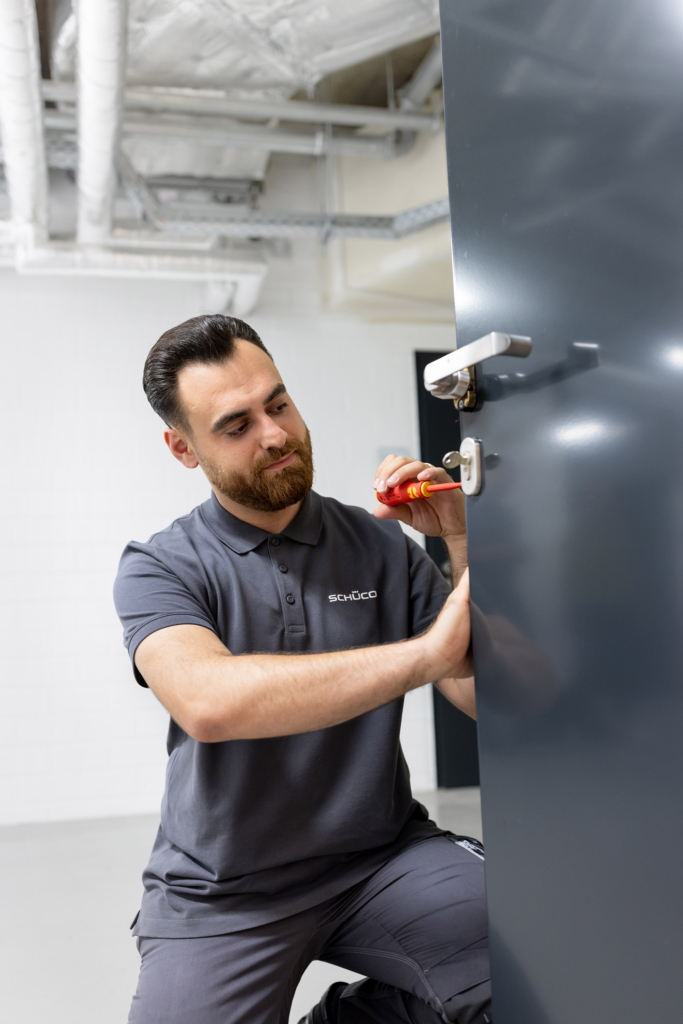 Servicetechniker, fotografiert für Schüco Service: Gebäudemanagement, Wartung und Reparatur