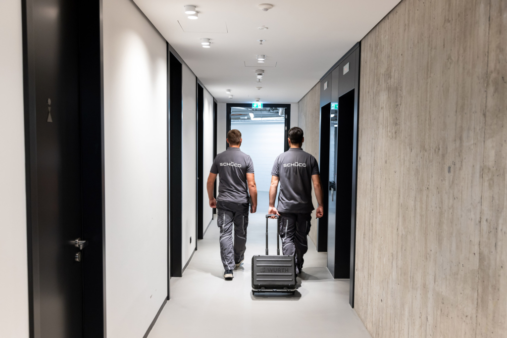 Servicetechniker, fotografiert für Schüco Service: Gebäudemanagement, Wartung und Reparatur