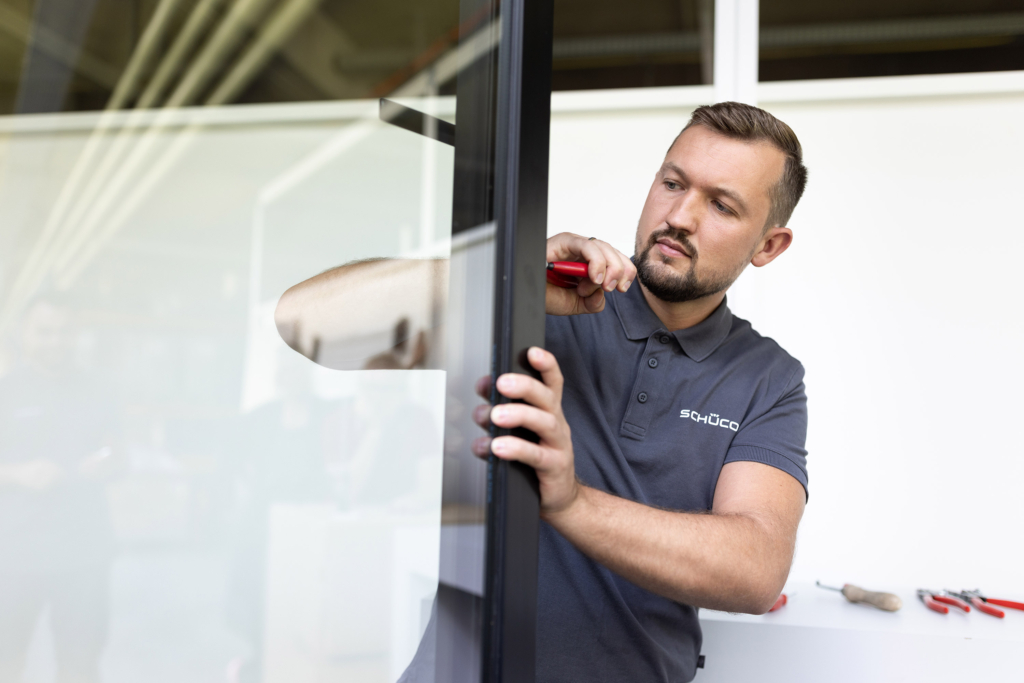 Servicetechniker, fotografiert für Schüco Service: Gebäudemanagement, Wartung und Reparatur
