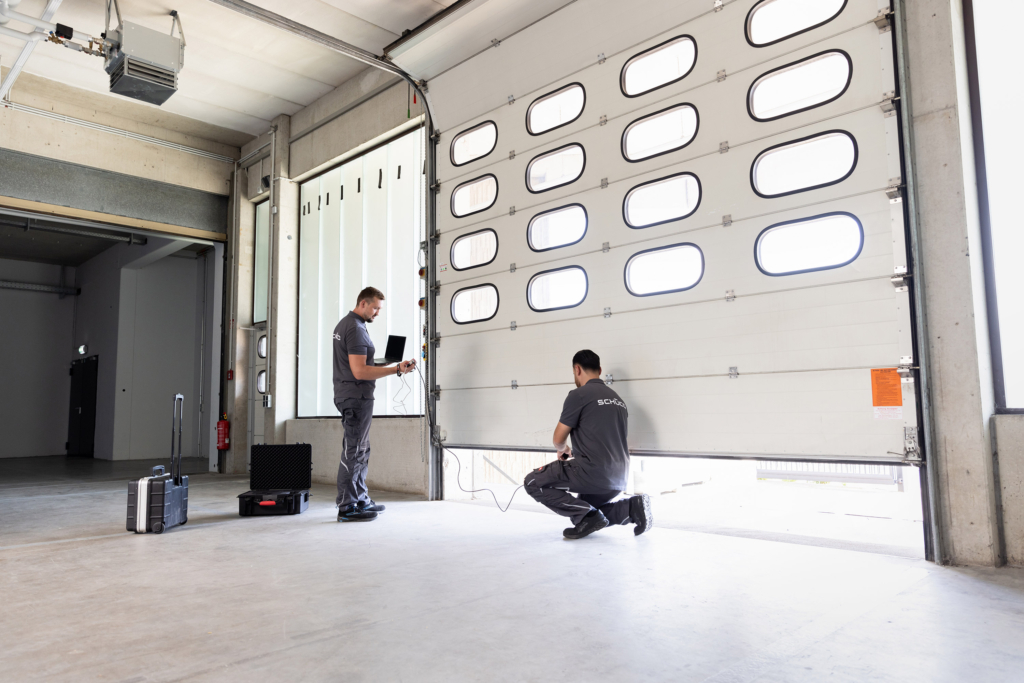 Servicetechniker, fotografiert für Schüco Service: Gebäudemanagement, Wartung und Reparatur