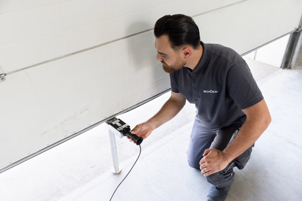 Servicetechniker, fotografiert für Schüco Service: Gebäudemanagement, Wartung und Reparatur