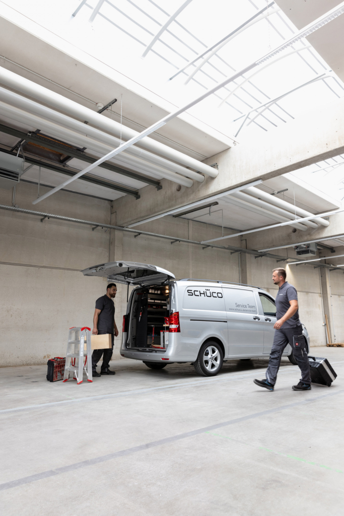 Servicetechniker, fotografiert für Schüco Service: Gebäudemanagement, Wartung und Reparatur